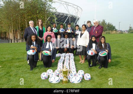 London, UK. 23. September 2014. L-r: Cllr Ian Corbett, RFU Vertreter Sophie Morris, Cllr Ayesha Chowdhury, Cllr Lakmini Shah, Newham Rugby-Botschafter Alex Pearmain und Nick Bracken OBE, Vorsitzender von East London Rugby Club mit einheimischen Kindern von Chobham Akademie während der Webb Ellis Cup auf dem Display in Newham, Markierung 1 Jahr gehen bis zum ersten Turnier im Olympiastadion passen. Bildnachweis: Elsie Kibue / Alamy Live News Stockfoto