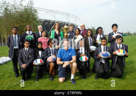 London, UK. 23. September 2014. L-r: Cllr Ian Corbett, Cllr Ayesha Chowdhury, RFU Vertreter Sophie Morris, Ben Leonard Chobham Akademie, Newham Rugby-Botschafter Alex Pearmain, Cllr Lakmini Shah und Nick Bracken OBE, Vorsitzender von East London Rugby Club mit einheimischen Kindern von Chobham Akademie während der Webb Ellis Cup auf dem Display in Newham, Markierung 1 Jahr gehen bis zum ersten Turnier im Olympiastadion passen. Bildnachweis: Elsie Kibue / Alamy Live News Stockfoto