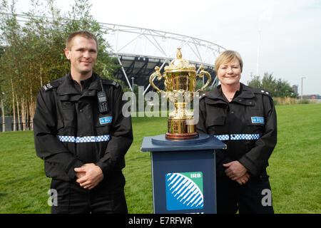 London, UK. 23. September 2014. Newham Polizei Vertreter während der Webb Ellis Cup auf dem Display, Markierung 1 Jahr To Go bis zum ersten Turnier-Spiel im Olympiastadion. Bildnachweis: Elsie Kibue / Alamy Live News Stockfoto