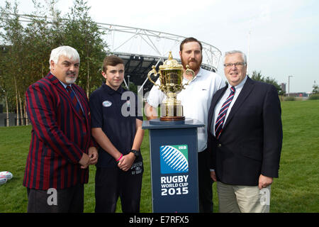London, UK. 23. September 2014. East London Rugby Club Vorsitzender, Nick Bracken OBE, Newham Rugby-Botschafter Alex Pearmain, eine lokale Newham ansässig und Cllr Ian Corbett während der Webb Ellis Cup-Anzeige in Newham, Markierung 1 Jahr To Go bis zum ersten Turnier-Spiel im Olympiastadion. Bildnachweis: Elsie Kibue / Alamy Live News Stockfoto
