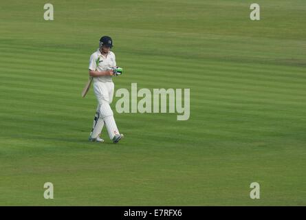 Manchester, UK 23. September 2014 Sam Roberts (Middlesex) kehrt zum Pavillon nach, hinter sich das Bowling von Glen Chapple für 7 erwischt. Lancashire V Middlesex County Cricket Manchester, UK Credit: John Fryer/Alamy Live News Stockfoto