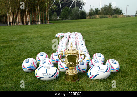 London, UK. 23. September 2014. Webb Ellis Cup auf dem Display in Newham, Markierung 1 Jahr To Go bis zum ersten Turnier-Spiel im Olympiastadion. Bildnachweis: Elsie Kibue / Alamy Live News Stockfoto