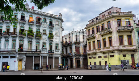Havanna, Kuba. Straßenszene mit abgenutzten Gebäude. Stockfoto