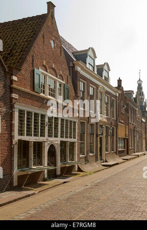 Historisches Haus, genannt The Pied Ochsen oder '' In De De Bonte Os'' mit seiner Storefront, Monnickendam, Nordholland, Niederlande. Stockfoto