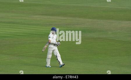 Manchester, UK 23. September 2014 Chris Rogers kehrt zum Pavillon nach wird sich für 33 von Luke Procter rollte. Lancashire V Middlesex County Cricket Manchester, UK Credit: John Fryer/Alamy Live News Stockfoto