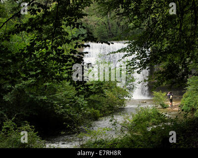 Kaskaden Herisson de Naturpark mit touristischen unter Bild des Wasserfalls, Region Jura, Frankreich Stockfoto