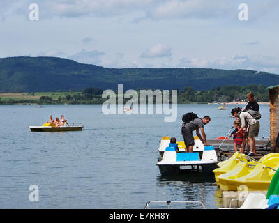 Vermietung von Tretbooten am See Lac de Chalain im Jura, Frankreich Stockfoto