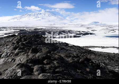 Blick auf Mount Erebus mit Vulkanlandschaft im Vordergrund, Kap Royds, Antarktis. Stockfoto