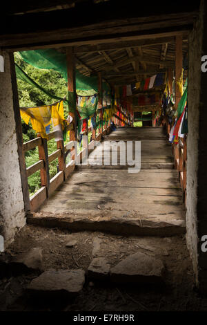 Ost Bhutan, Trashi Yangtse, Gebetsfahnen, die alte Holzbrücke über Dongdi Chu-Fluss entlang Stockfoto