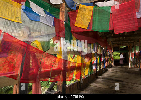 Ost Bhutan, Trashi Yangtse, Gebetsfahnen, die alte Holzbrücke über Dongdi Chu-Fluss entlang Stockfoto