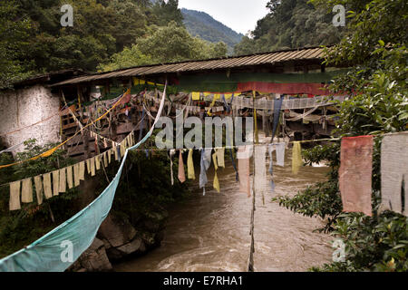 Ost Bhutan, Trashi Yangtse, alte Holzbrücke über Dongdi Chu-Fluss mit Gebetsfahnen geschmückt Stockfoto