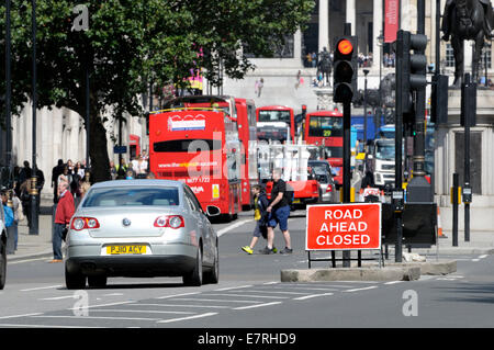 London, England, Vereinigtes Königreich. Whitehall Road Ahead geschlossen anmelden Stockfoto