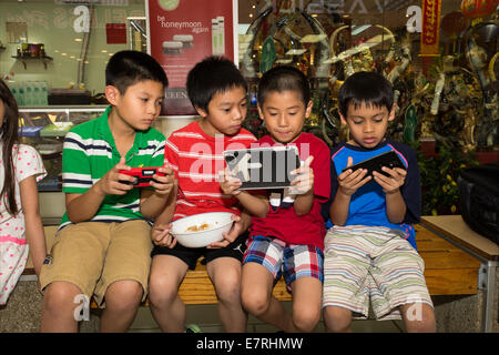 Vietnamesisch-amerikanische Kinder, Asian Garden Mall, Stadt von Westminster, Orange County, Kalifornien Stockfoto