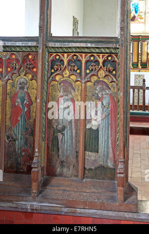 Ein Teil der mittelalterlichen Lettner in der Pfarrei Kirche von Houghton St Giles, Norfolk, England, Vereinigtes Königreich. Stockfoto