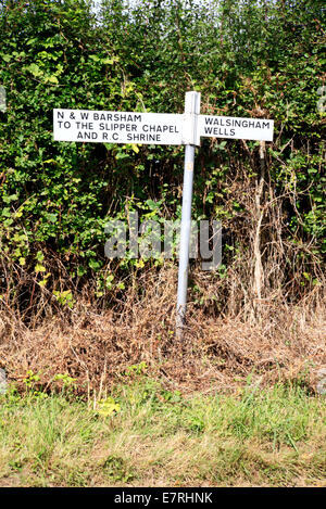 Ein Verkehrszeichen Regie The Slipper Kapelle und r.c. Schrein bei Houghton St Giles, Norfolk, England, Vereinigtes Königreich. Stockfoto