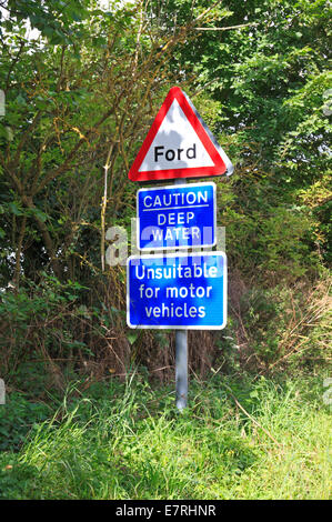 Ein Ford-Wegweiser durch den Fluss Toynbee bei Houghton St Giles, Norfolk, England, Vereinigtes Königreich. Stockfoto