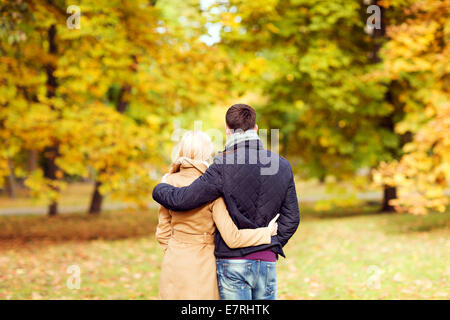 paar im Herbst Park von hinten umarmt Stockfoto