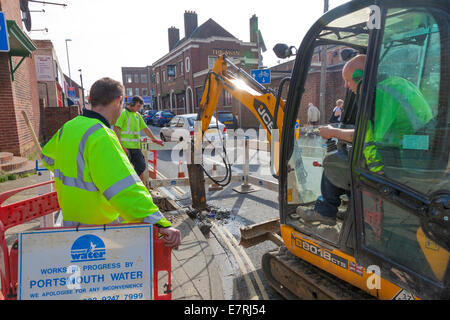 Wasser Unternehmen Arbeiter graben Straße im Stadtzentrum. Stockfoto