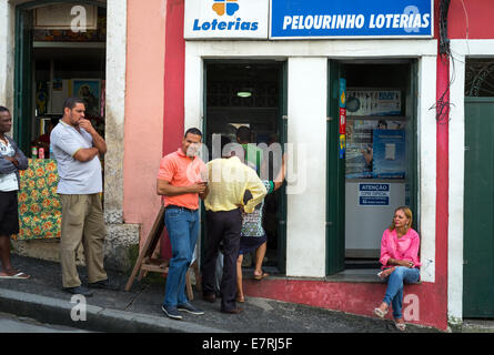 Brasilien, Salvador, Pelourinho Viertel, eine Schlange von Menschen vor einer Lottoannahmestelle Stockfoto