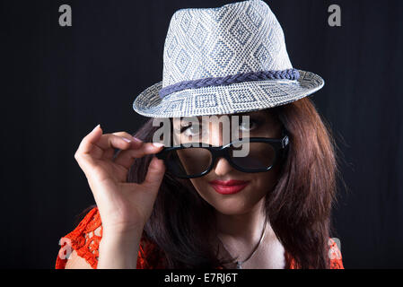 Frau mit trendigen kleinen Hut und Sonnenbrille Stockfoto