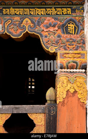 Ost Bhutan, Trashi Yangtse, alte Dongdi Dzong, dekoriert bemalte hölzerne Säule Stockfoto