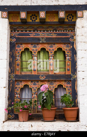 Ost Bhutan, Trashi Yangtse, alte Dongdi Dzong, verziert Fenster des Mönchs Viertel Stockfoto