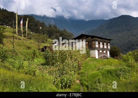 Ost Bhutan, Trashi Yangtse, traditionelles Bauernhaus am steilen Hang oberhalb Trashiyangtse Stockfoto