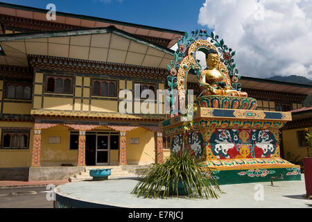 Ost Bhutan, Trashi Yangtse, Kloster golden Buddha Figur außerhalb Dzonghkag Krankenhaus Stockfoto