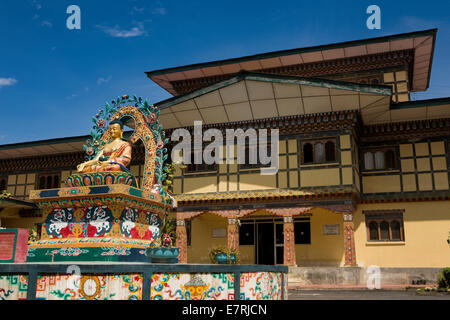 Ost Bhutan, Trashi Yangtse, Kloster golden Buddha Figur außerhalb Dzonghkag Krankenhaus Stockfoto
