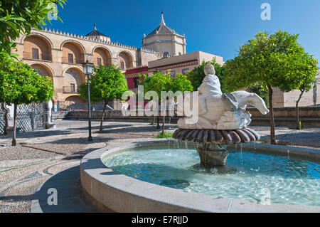 Brunnen im Plaza del Triumfo Cordoba Andalusien Spanien Stockfoto