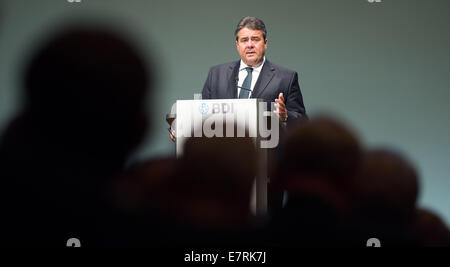 Berlin, Deutschland. 23. Sep, 2014. Deutsche Wirtschaft Minsiter Sigmar Gabriel spricht während der Tag der deutschen Industrie 2014 in Berlin, Deutschland, 23. September 2014. Der Verband der deutschen Industrie (BDI) ist Gastgeber der Veranstaltung. Foto: BERND VON JUTRCZENKA/Dpa/Alamy Live-Nachrichten Stockfoto