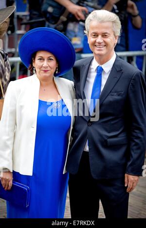 Den Haag, Niederlande. 16. Sep, 2014. Niederländische Partei für Freiheit Führer Geert Wilders und Gast kommen am the'Ridderzaal "(Halle der Ritter) auf"Sonntagsruhe"(Prinz Tag) in den Haag, Niederlande, 16. September 2014. Der niederländische König wird der Senat und das Repräsentantenhaus in der Halle der Ritter in seiner Rede vom Thron befassen. Prinz Tag ist der Tag der Eröffnung des niederländischen Parlaments und findet jedes Jahr am dritten Dienstag im September. Foto: Patrick van Katwijk / - NO-Draht-SERVICE-/ Dpa/Alamy Live News Stockfoto