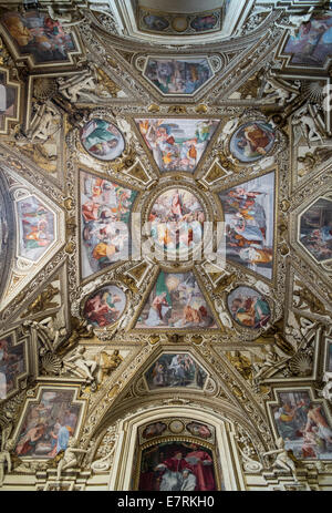 Basilica di Santa Maria in Trastevere ist einer der ältesten Kirchen Roms, mit der ursprünglichen Struktur, die vermutlich aus dem e Stockfoto