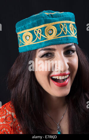 Frau trägt traditionelle nahöstliche Hut Stockfoto