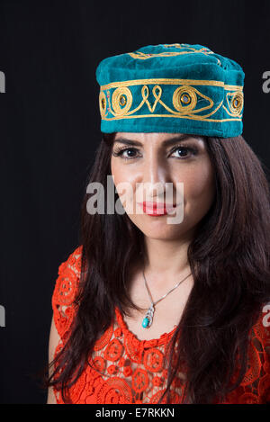 Frau trägt traditionelle nahöstliche Hut Stockfoto