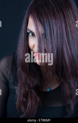 Frau mit Haaren im Gesicht Stockfoto