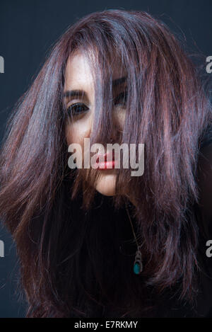 Frau mit Haaren im Gesicht Stockfoto