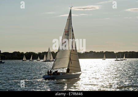 Yachten auf dem Strelasund zwischen Stralsund & Rügen, Mecklenburg Vorpommern, Deutschland. Stockfoto