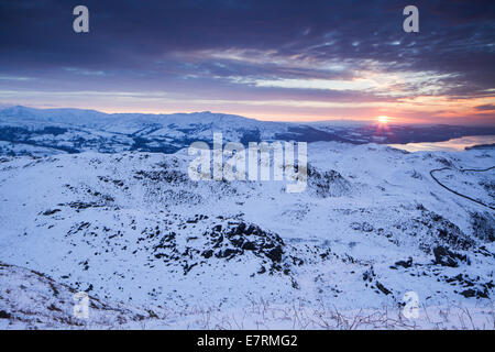 Loughrigg Fell und Windermere bei Sonnenaufgang, Nationalpark Lake District, Cumbria, UK Stockfoto