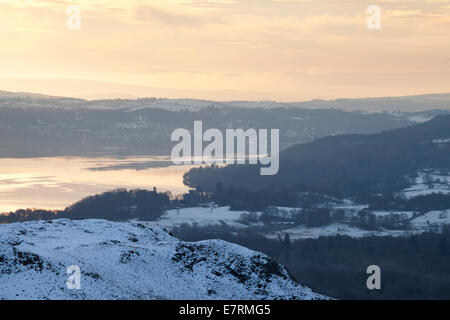 Windermere aus Loughrigg fiel bei Sonnenaufgang, Lake District, Cumbria, UK Stockfoto