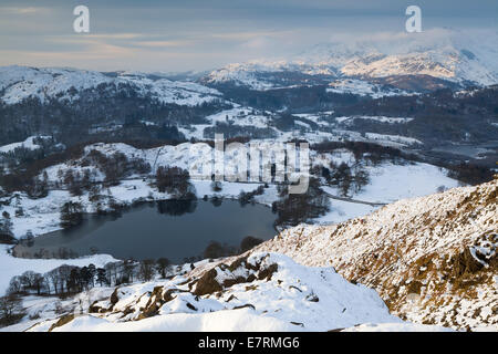 Loughrigg Tarn & Coniston Fells im Winter, Lake District, Cumbria, UK Stockfoto