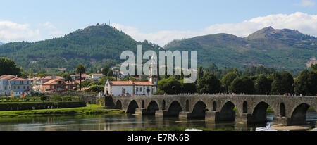 PONTE DE LIMA, PORTUGAL - 3. August 2014: Blick auf die römische Brücke von Ponte de Lima, eine Stadt in der nördlichen Minho Region in Por Stockfoto