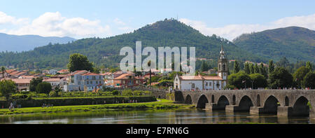 PONTE DE LIMA, PORTUGAL - 3. August 2014: Blick auf die römische Brücke von Ponte de Lima, eine Stadt in der nördlichen Minho Region in Por Stockfoto