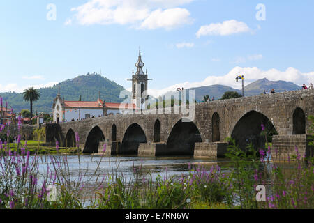 PONTE DE LIMA, PORTUGAL - 3. August 2014: Blick auf die römische Brücke von Ponte de Lima, eine Stadt in der nördlichen Minho Region in Por Stockfoto