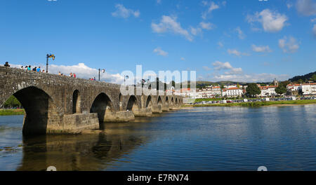 PONTE DE LIMA, PORTUGAL - 3. August 2014: Blick auf die römische Brücke von Ponte de Lima, eine Stadt in der nördlichen Minho Region in Por Stockfoto