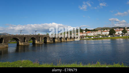 PONTE DE LIMA, PORTUGAL - 3. August 2014: Blick auf die römische Brücke von Ponte de Lima, eine Stadt in der nördlichen Minho Region in Por Stockfoto