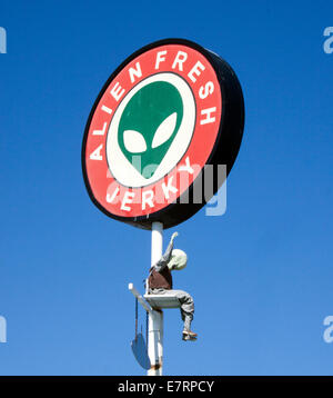 Alien Fresh Jerky in Baker, Kalifornien, ist ein skurriler Zwischenstopp am Straßenrand mit UFO-Dekor, Statuen und lustigen außerirdischen Attraktionen. Stockfoto