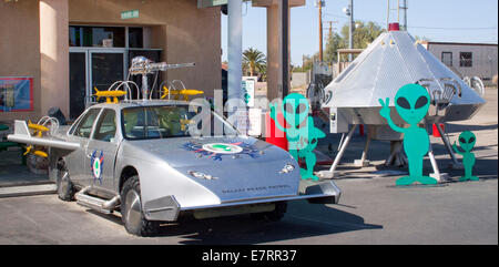 Alien Fresh Jerky in Baker, Kalifornien, ist ein skurriler Zwischenstopp am Straßenrand mit UFO-Dekor, Statuen und lustigen außerirdischen Attraktionen. Stockfoto