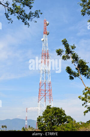 Turm Relais Signal und Baum auf blauen Himmelshintergrund Stockfoto