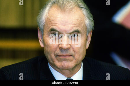 Bonn, Bundesrepublik Deutschland. 3. Juli 2007. Bonn, Deutschland; 13. Februar 1990---Hans Modrow, der letzten kommunistischen Premier der DDR, bei einem Besuch in der Bundeshauptstadt Bonn. Modrow hatte eine lange politische Karriere in der DDR. Modrow wurde premier nach dem Rücktritt von Willi Stoph am 13. November 1989. Nach dem Sturz von Egon Krenz als Vorsitzender der SED am 7. Dezember wurde Modrow der de-facto-Führer der DDR, obwohl er nicht Anführer der umbenannten Partei des demokratischen Sozialismus geworden ist. Modrow blieb bis zu den Wahlen am 18. März 1990.ZUMA Pr premier Stockfoto